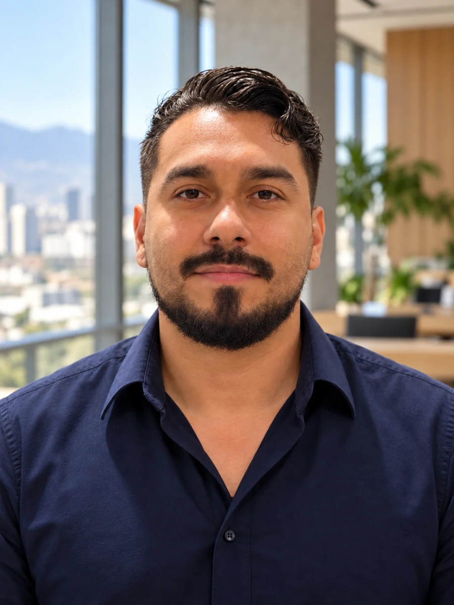 Retrato de una persona del equipo de Azit.